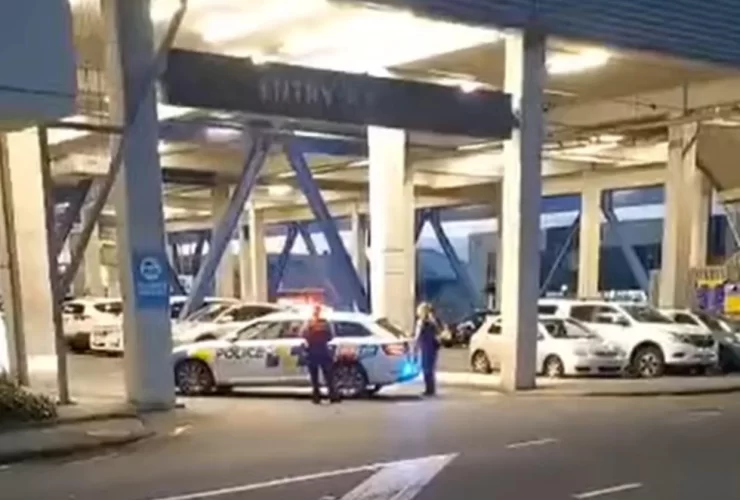 Lynnmall, Auckland Police, Gunshot, Person of Interest,