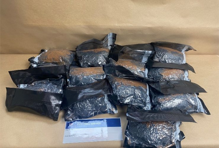 Auckland Airport, Los Angles Flight, 19 Year Passenger, Auckland Airport Drugs Burst,