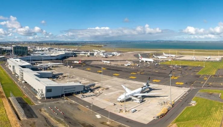 Auckland Airport, Heavy Winds, Flights Delayed, Flights Cancelled, Passenger Stranded,