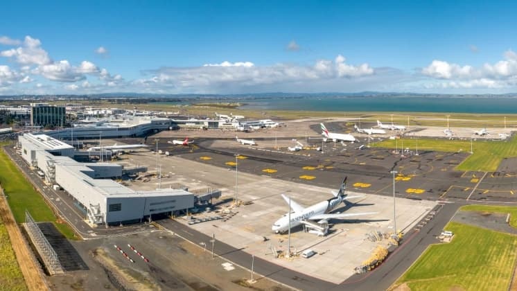 Auckland Airport, Heavy Winds, Flights Delayed, Flights Cancelled, Passenger Stranded,
